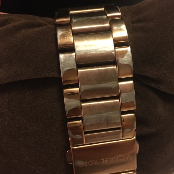 Michael Kors Rose Gold Watch - Picture 4 of 7